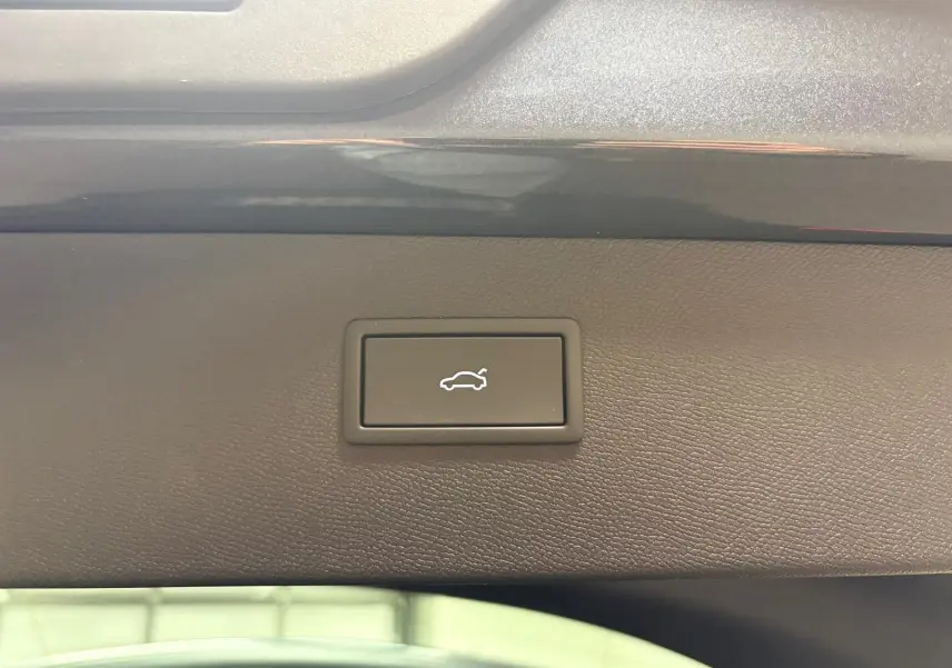 Bouton d'ouverture électrique du coffre sur la partie intérieure du hayon du CUPRA Formentor gris magnétique.