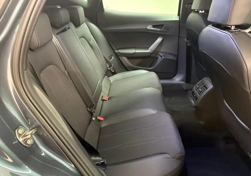 Banquette arrière en tissu gris avec surpiqûres, vue côté gauche de l'habitacle du CUPRA Formentor gris magnétique 2025.