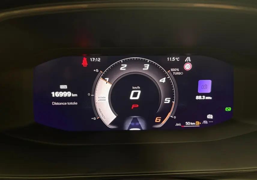 Affichage numérique du tableau de bord du CUPRA Formentor 2.0 TDI 150 DSG7 montrant 16999 km et indicateurs de vitesse et température