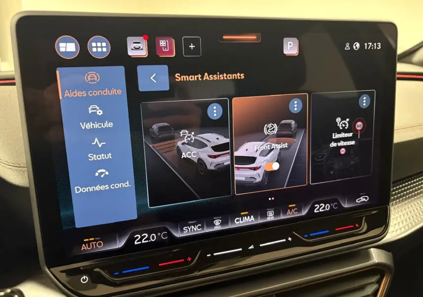 Écran tactile intérieur du CUPRA Formentor 2025 affichant les assistants de conduite et la climatisation à 22°C.