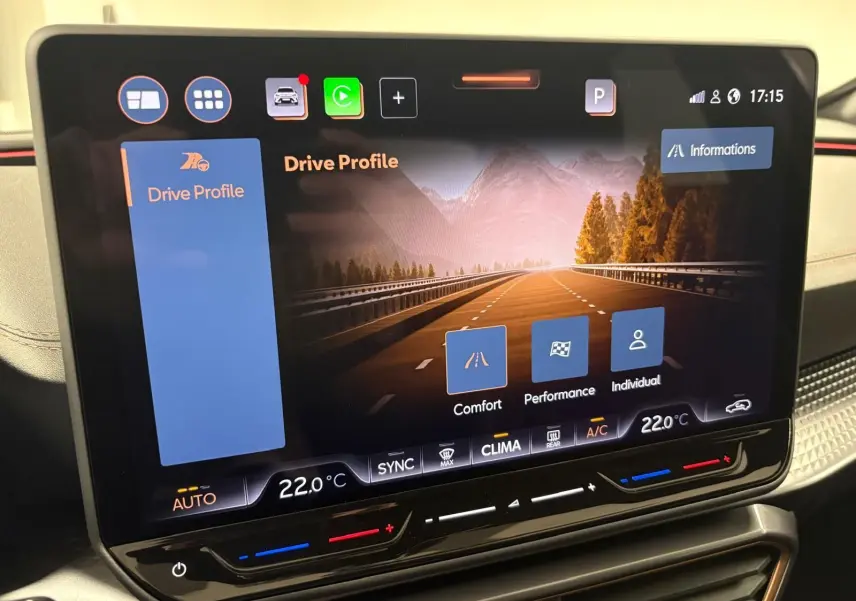 Écran tactile central du CUPRA Formentor 2025 affichant les modes de conduite, avec tableau de bord en arrière-plan.