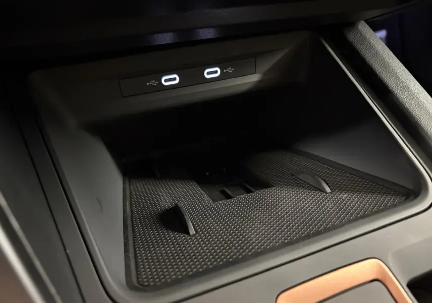 Vue rapprochée de la console centrale du CUPRA Formentor gris magnétique montrant deux ports USB-C éclairés.