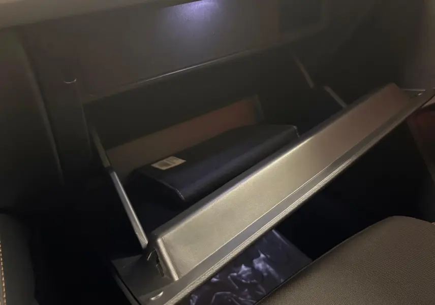 Coffre à gants ouvert avec un étui noir à l'intérieur dans une CUPRA Formentor 2025.