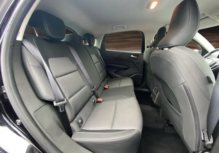 Vue intérieure arrière côté gauche du Renault Arkana noir 2024, montrant les sièges arrière en tissu et cuir.