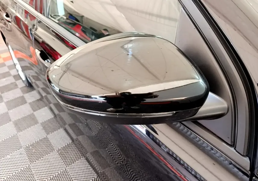 Rétroviseur côté gauche noir brillant de la Peugeot 308 2020, vue rapprochée sur la portière et la vitre.