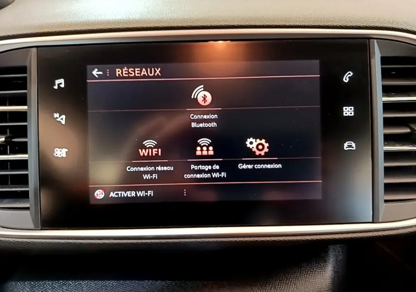 Écran tactile central de la Peugeot 308 Active Business 2020 affichant les options de connexion Wi-Fi et Bluetooth.