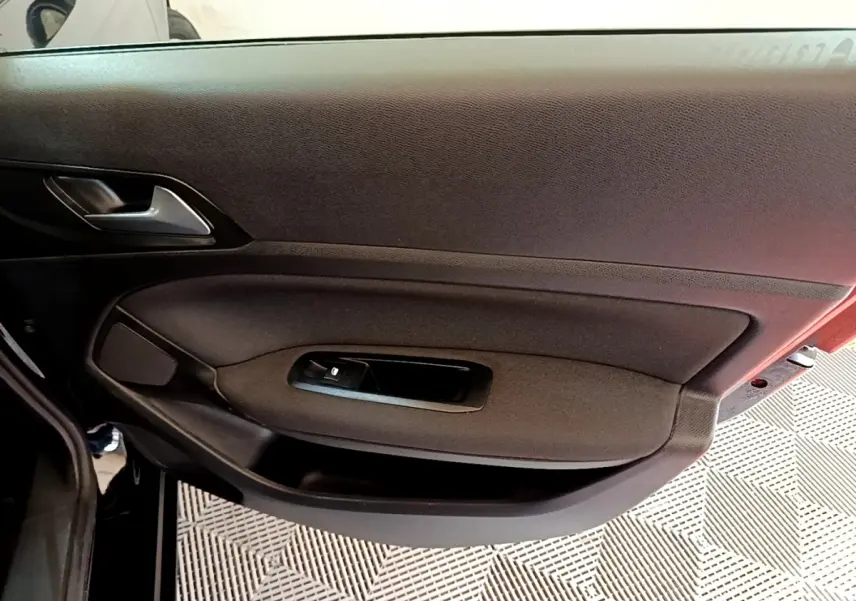 Vue intérieure du panneau de porte côté gauche noir de la Peugeot 308 Active Business 2020.