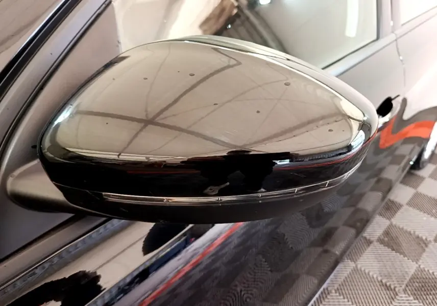 Rétroviseur côté conducteur noir brillant de la Peugeot 308 2020, avec clignotant intégré, vue rapprochée.