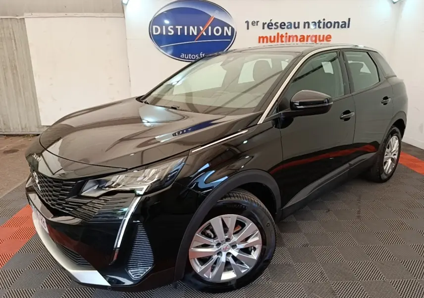 Peugeot 3008 noir vue 3/4 avant droit, avec phares LED et jantes alliage, en intérieur showroom.