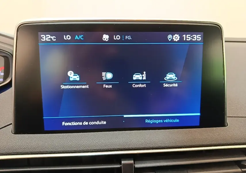 Écran tactile central du tableau de bord du Peugeot 3008 noir, affichant les réglages de conduite et sécurité.