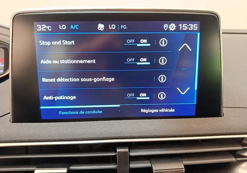 Écran tactile central du Peugeot 3008 noir 2022 affichant les réglages d’aide à la conduite.