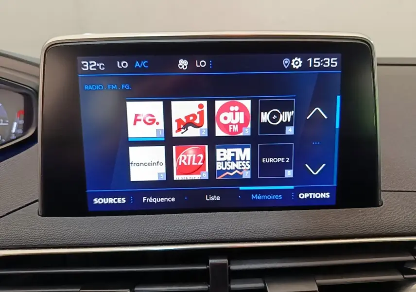Écran tactile central affichant les stations radio dans l'habitacle du Peugeot 3008 noir, vue de face.