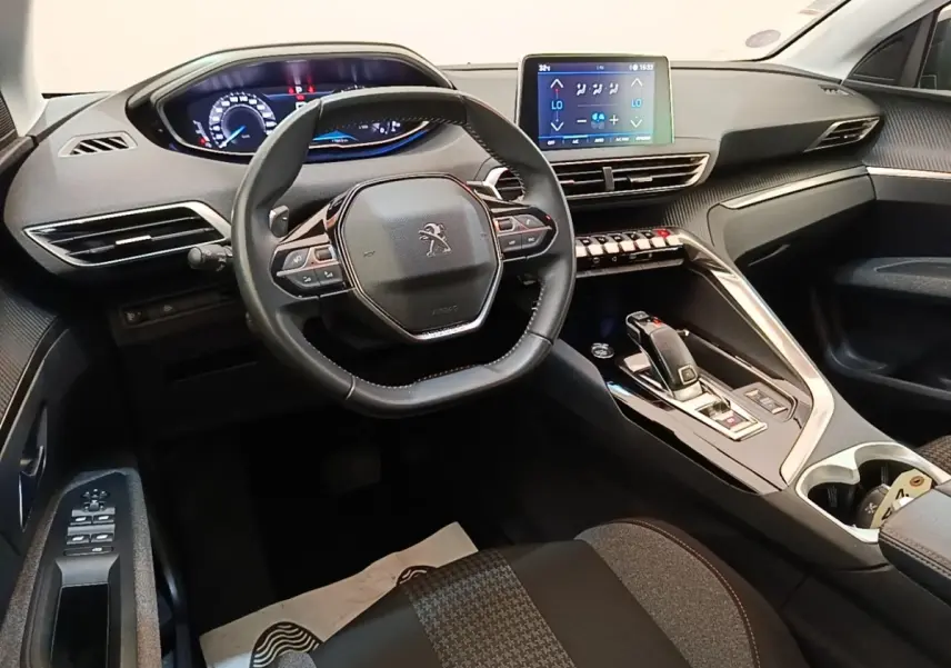 Intérieur noir du Peugeot 3008 2022 vu côté conducteur, avec tableau de bord numérique et écran tactile central.