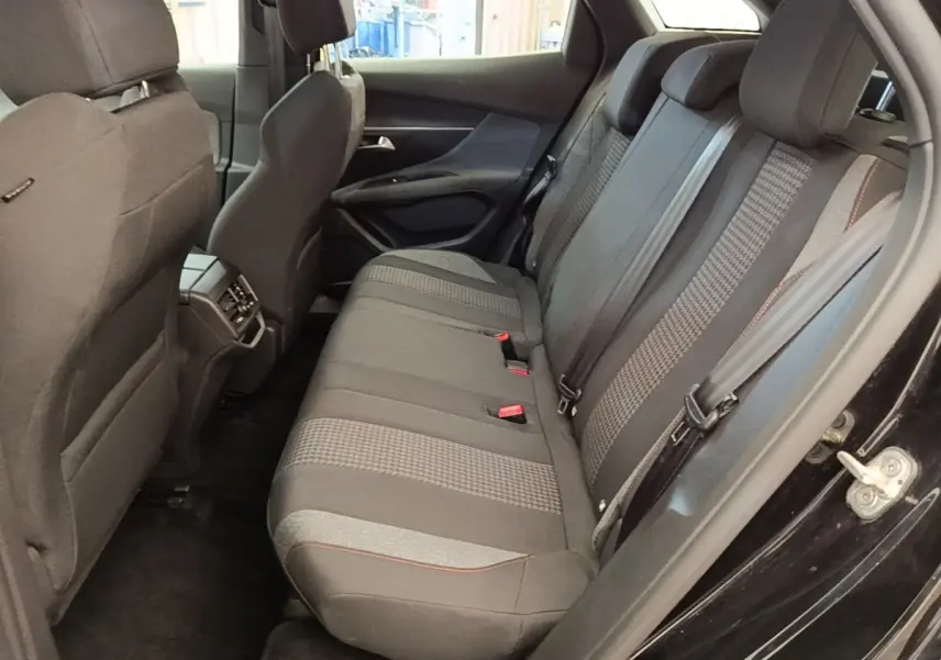 Vue intérieure côté droit sur la banquette arrière noire du Peugeot 3008 2022 avec ceinture et appuie-têtes visibles.
