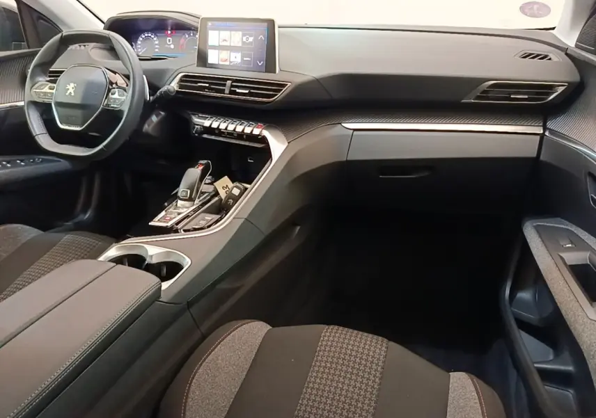 Intérieur noir du Peugeot 3008 PureTech 130, vue côté passager avec tableau de bord et écran tactile central.