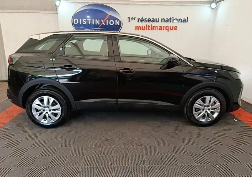 Vue de profil côté droit du Peugeot 3008 noir PureTech 130 S&S EAT8 Active Pack dans un showroom.