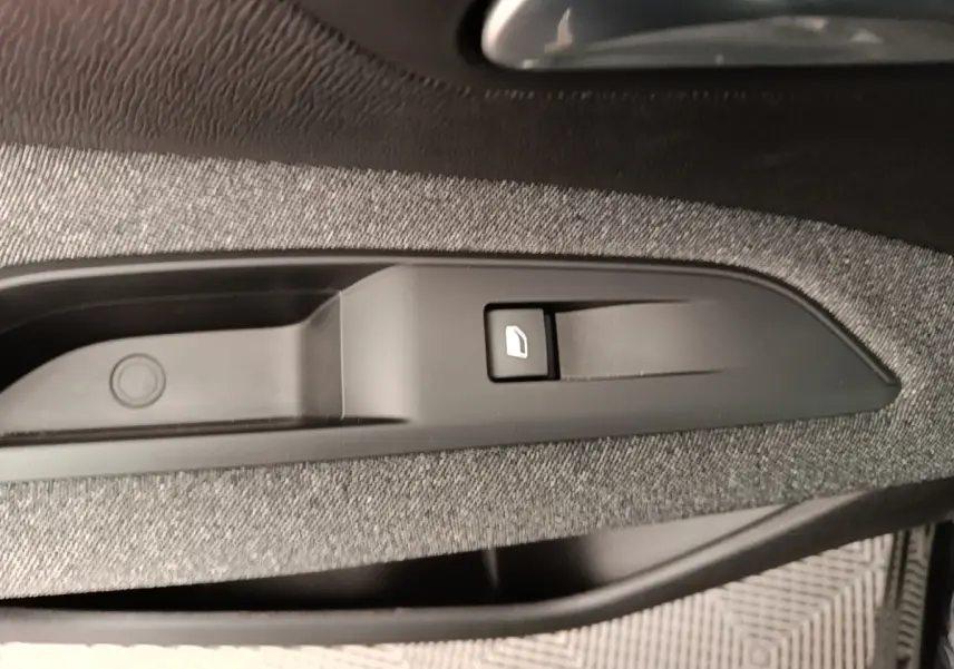 Gros plan sur le bouton de verrouillage des portes côté conducteur, garniture tissu gris foncé Peugeot 3008 noir.