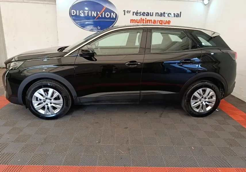 Profil droit noir brillant du Peugeot 3008 PureTech 130 2022 dans un showroom avec sol à damier gris et rouge.