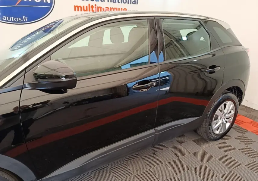 Vue latérale côté gauche d’un Peugeot 3008 noir 2022 avec rétroviseurs ton caisse et jantes alliage.