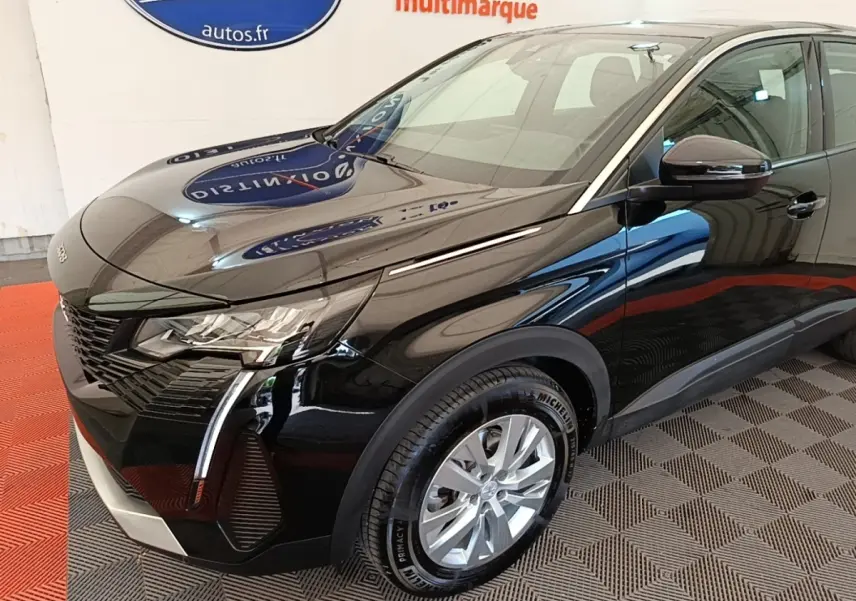 Peugeot 3008 noir vue 3/4 avant droit, mettant en valeur les phares LED et la calandre distinctive.