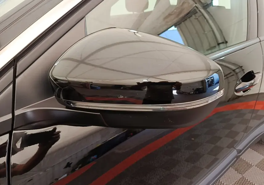 Rétroviseur droit noir brillant avec clignotant intégré sur Peugeot 3008 PureTech 130 S&S EAT8 Active Pack 2022.