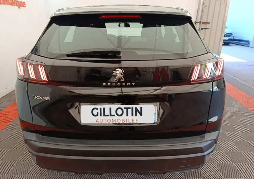 Vue arrière d’un Peugeot 3008 noir 2022 avec feux LED caractéristiques et logo Peugeot bien visible.