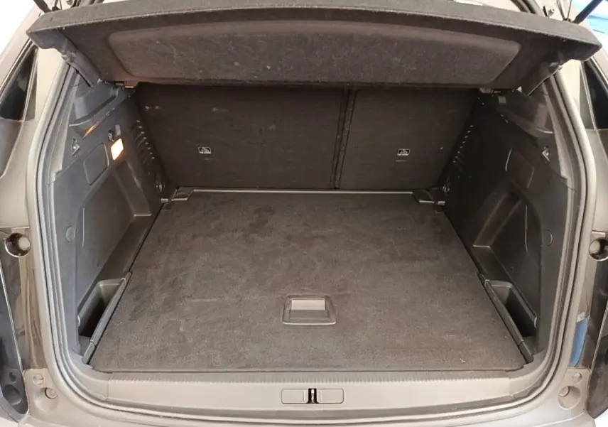 Coffre ouvert du Peugeot 3008 noir, vue arrière montrant l'espace de chargement avec tablette de séparation.