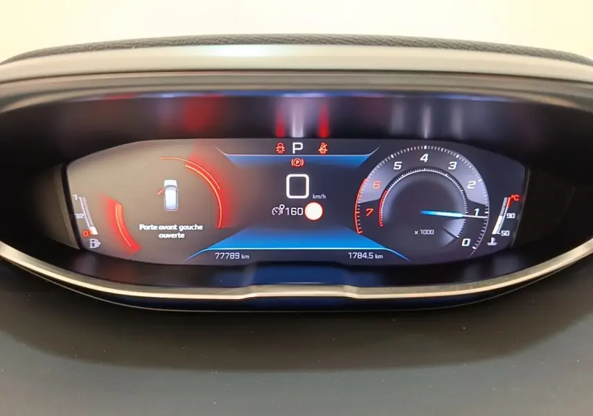 Tableau de bord numérique du Peugeot 3008 2022 affichant la vitesse à 0 km/h et porte avant gauche ouverte.