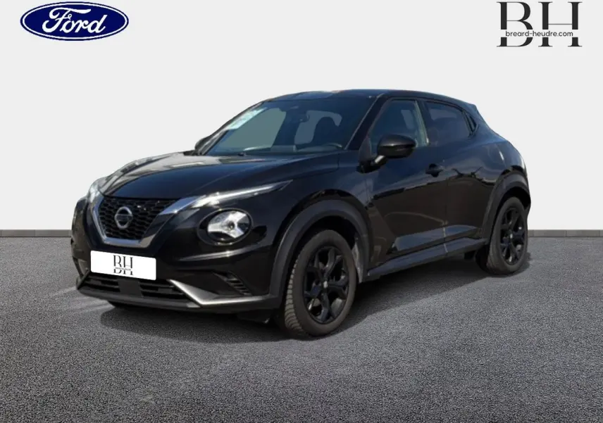 Nissan Juke noir métallisé vu en 3/4 avant droit, avec jantes noires et calandre distinctive au design moderne.