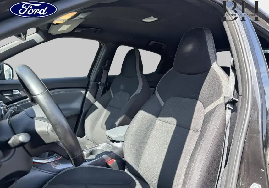 Vue intérieure côté droit sur les sièges avant en tissu gris du Nissan Juke noir métallisé de 2020.