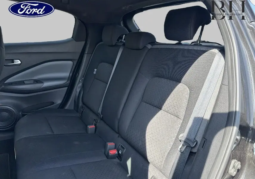 Vue intérieure côté droit montrant la banquette arrière noire avec appuie-têtes et ceinture de sécurité du Nissan Juke 2020.