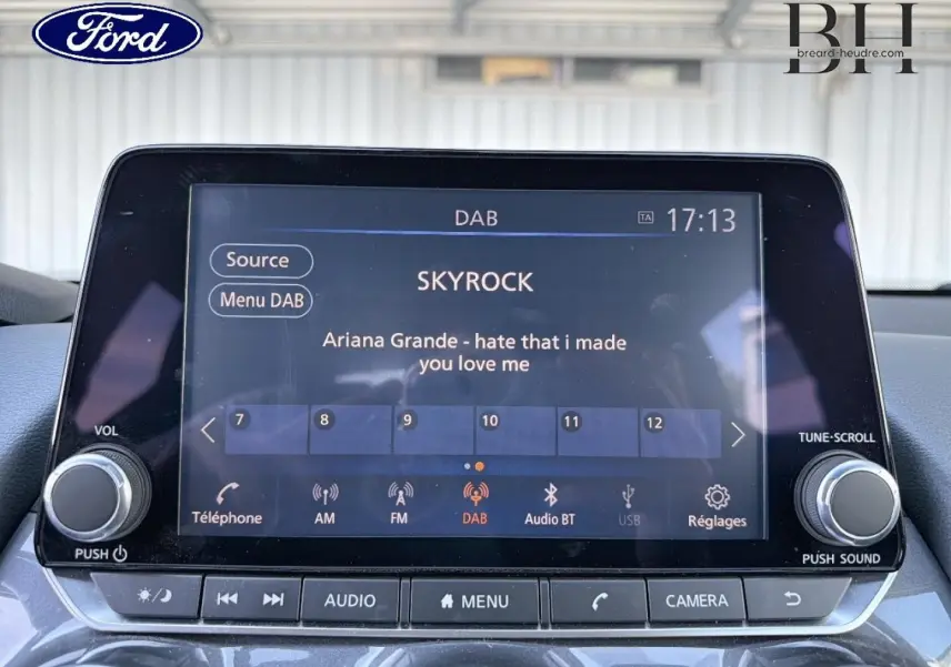Écran tactile central du Nissan Juke 2020 en noir métallisé, affichant la radio DAB Skyrock à 17h13.