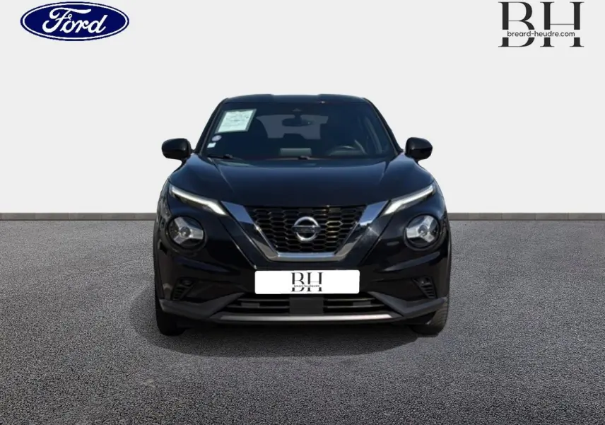 Vue de face d'un Nissan Juke noir métallisé 2020 avec calandre chromée et phares ronds distinctifs.