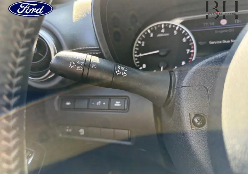 Levier de clignotant et commandes d'éclairage noir dans l'habitacle d'une Nissan Juke vue côté gauche du volant.