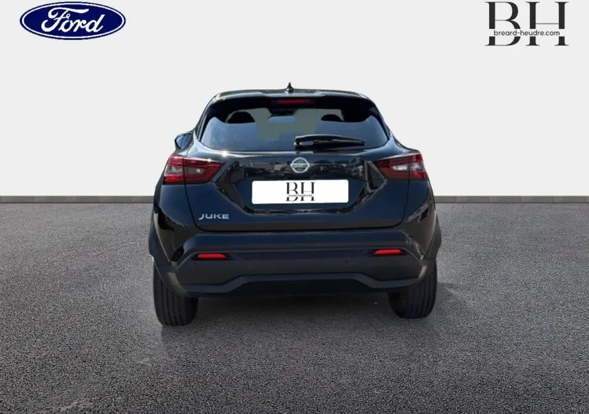 Vue arrière d'un Nissan Juke noir métallisé 2020, mettant en valeur ses feux arrière LED et son design compact.