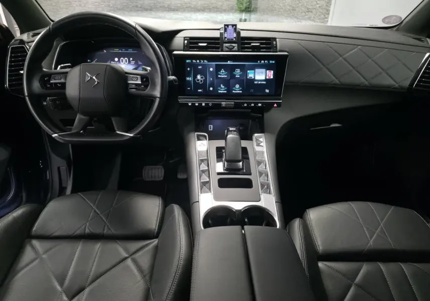 Vue intérieure avant du DS7 Crossback 2024, tableau de bord et console centrale en cuir noir avec écran tactile HD.