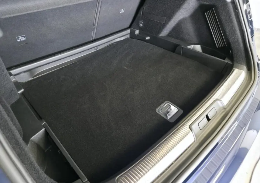 Coffre ouvert vu de dessus du DS7 Crossback bleu, montrant le plancher plat et les finitions intérieures noires.