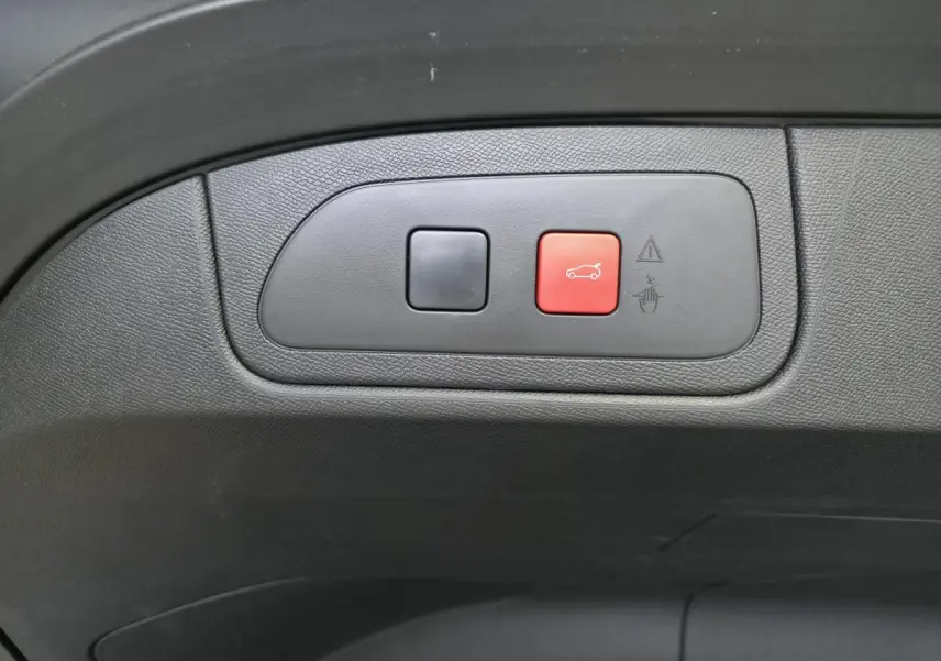 Gros plan sur les boutons de commande du hayon motorisé dans le coffre du DS7 Crossback Bleu Saphir.
