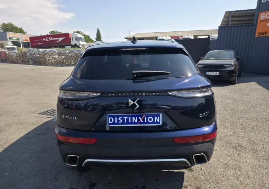 Vue arrière du DS7 Crossback E-Tense bleu métallisé avec feux 3D et double sortie d'échappement carrée.