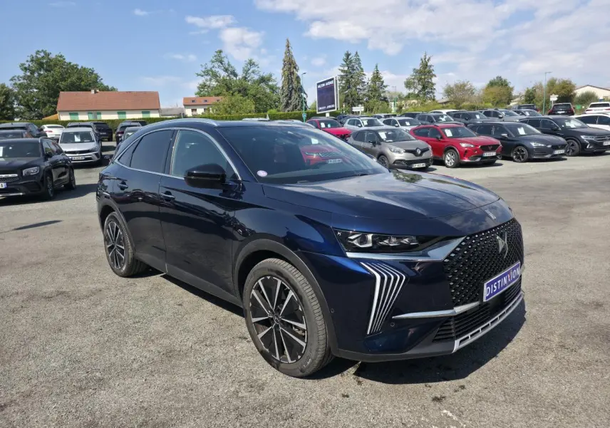 DS7 Crossback E-Tense 225 bleu saphir en 3/4 avant droit avec calandre DS Wings et jantes 19 pouces Edinburgh.