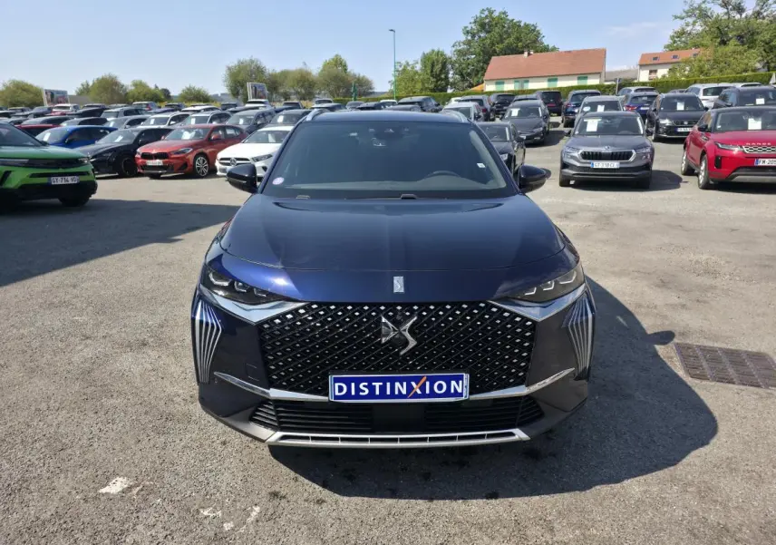 Vue avant d'un DS7 Crossback E-Tense 2024 bleu saphir avec calandre DS Wings et éclairage LED distinctif.