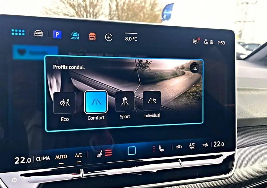 Écran tactile intérieur de la Volkswagen Golf 2026 affichant les profils de conduite, vue de face côté conducteur.