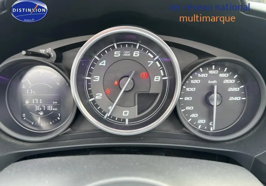 Vue rapprochée du tableau de bord de la Fiat 124 Spider Lusso 2017, affichant compte-tours, vitesse et température.