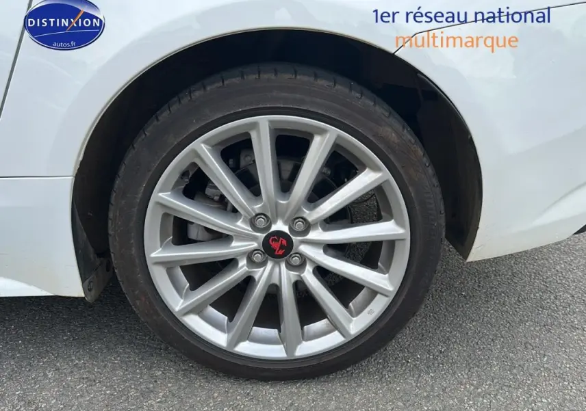 Gros plan sur la jante alliage 17 pouces argentée d'une FIAT 124 SPIDER blanc, côté arrière droit.