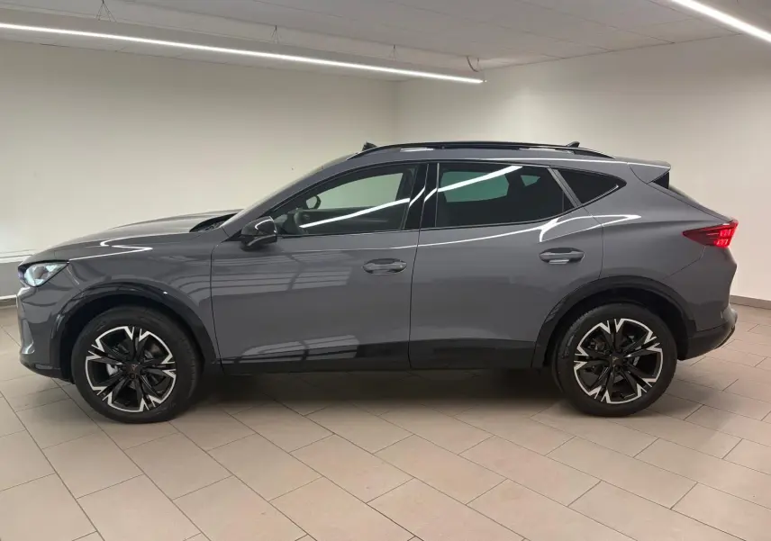 Vue latérale droite du CUPRA Formentor gris Graphène 2025 avec toit ouvrant panoramique et jantes alliage 18'' usinées.