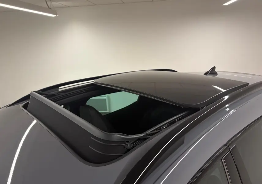 Toit ouvrant panoramique ouvert sur un CUPRA Formentor gris Graphène, vue rapprochée du toit côté droit.