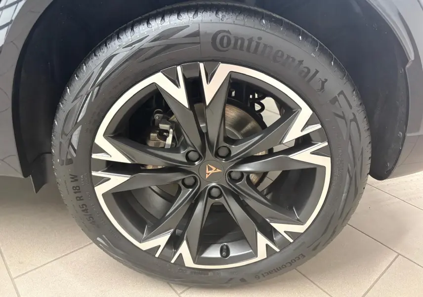 Gros plan sur la jante alliage 18'' usinée noire et argentée du CUPRA Formentor gris Graphène 2025 côté avant droit.