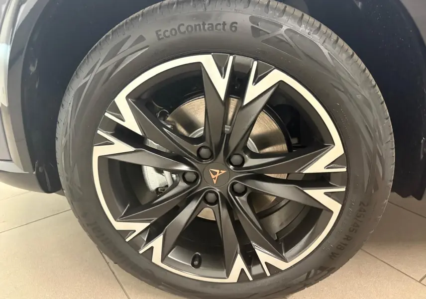 Gros plan sur la jante 18 pouces usinée en alliage noir et argentée du CUPRA Formentor gris Graphène 2025.