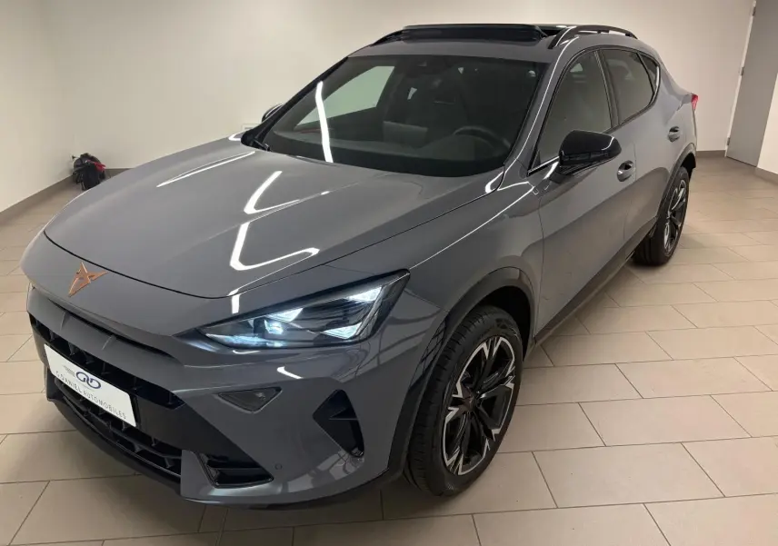 Vue 3/4 avant du CUPRA Formentor 2025 gris graphène avec toit ouvrant panoramique et jantes alliage 18'' usinées.