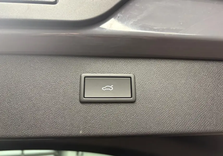 Bouton d'ouverture électrique du coffre sur la garniture intérieure d'un CUPRA Formentor gris Graphène.